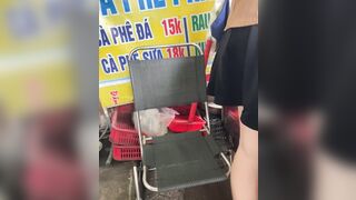Chị mb dâm vừa bán nước vừa thủ dâm bằng toy lồn múp dụp p1