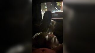 Vừa địt public trên xe cùng e ghệ dâm mông to vừa ngắm đường phố chill chill