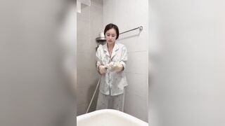 Chị rau xinh không mặc áo lót lộ vú đẹp trong nhà tắm
