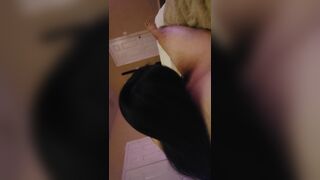 Mới ngậm cặc dượng thì mẹ về