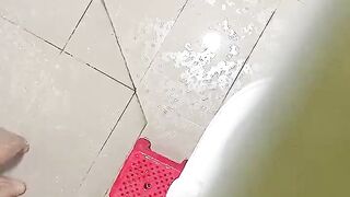 Quay lén nhỏ gái hàng xóm đi tắm