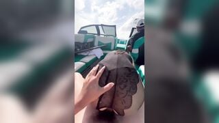 Vừa đi du thuyền vừa được 2 em bú cu thì còn gì bằng