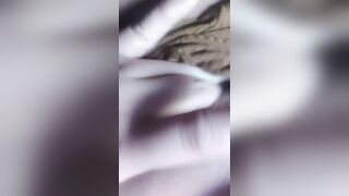 Ngồi nghích lồn múp dâm nhiều nước khi trong quán nước
