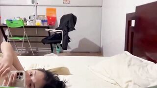 Bạn gái xinh đẹp vú to mông căng đang xem tiktok thì bị anh bồ đè ra doggy phần 1