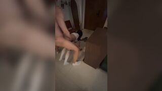 Bị anh họ doggy bế đi khắp nhà