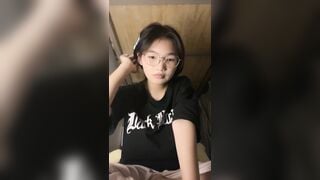 Kính cận mới lớn trốn vào ở lại ktx thủ dâm cho trai xem