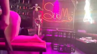 Làm nv quán bar khổ thật đấy,bị khách bắt làm slave bạo dâm ngay trg quán