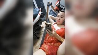 “CLIP SEX BỆNH HOẠN HAY”: MẸ KẾ MẶC VÁY NGỦ GỢI CẢM