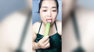 “Clip Dâm Loạn đáng xem”: Anh nào muốn ăn quả dưa e vừa đút vào lồn không