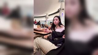 Quay tay cho Ny ở TTTM đông người