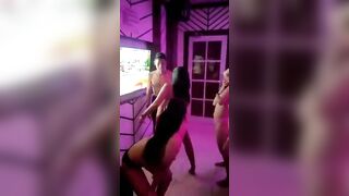 Đi hát karaoke quay lén thằng bạn gạ gẫm bú vú mấy em nhân viên