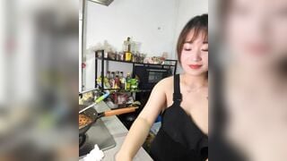 Vừa nấu ăn cho chồng vừa live khoe vú thủ dâm bằng toy trong bếp