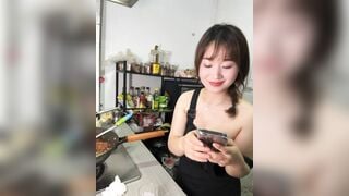 Vừa nấu ăn cho chồng vừa live khoe vú thủ dâm bằng toy trong bếp