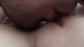 Ngậm cả cái lồn e teen bím múp cực dâm vào mồm vừa mút vừa liếm mép lồn cực phê