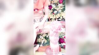 Con đĩ loli siêu dâm livetream phá lồn đút con cặc giả to bằng cái ng hết vào lồn