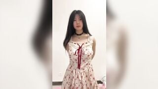 Học sinh xinh cởi đồ show ngực to