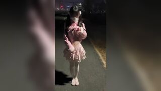 Dắt bé học sinh loli ra đường lúc nữa đêm để vén áo lên quay clip khoe vú nhỏ