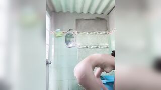 Vừa tắm vừa chổng mông xoa bứm như này chịu sao nổi