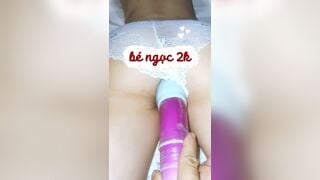 Sốc vợ dâm đãng mà chồng bị yếu sinh lý  nên thủ dâm cho vợ bằng cà tím khổng lồ