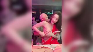 Những lão già khốn nạn bóp lén vú gái xinh