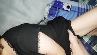 Vừa móc lồn em họ vừa nhét cặc vào họng nó