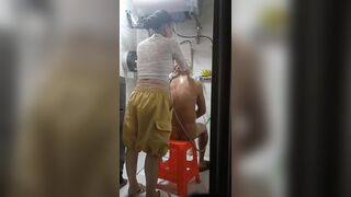 Nhân viên quán masage chiều khách sục cặc vuốt cu tắm cho khách vip