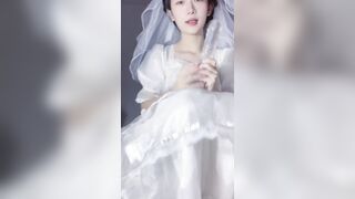 Mặc đồ cô dâu thủ dâm phun nước đầy sàn nhà