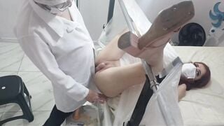 Gái teen đi khám phụ khoa thì bị bác sĩ đè ra địt