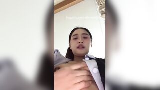 Nhỏ lớp 12 vừa đi học về, show Vú cho đỡ cơn nứng