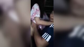 Lão cha dưỡng và nhỏ con gái 2k9 lén mẹ đụ nhau ầm ầm ở sau nhà.