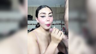 Gái dâm live sex dịt nhau với hai thàng ban cặc to, lân nhau địt không bao bắn tinh