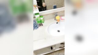 Anh em họ có tình cảm lén lút yêu đương