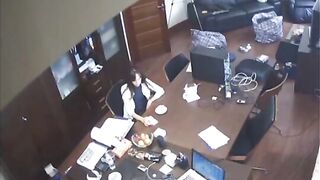 Check camera thấy sếp đè đụ em thực tập sinh tại phòng làm việc