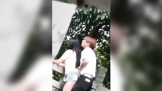 Anh chị khách du lịch làm gì kỳ vậy