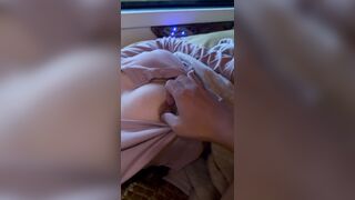 Hồi hợp bóp vú chị gái lạ trên xe khách khi chị đang ngủ