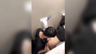 Hồi hợp quay lén 2 bạn trẻ bú cu đụ nhau trong toilet công cộng