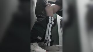 Lâu ngày không gặp em họ lôi nó vô toilet doggy