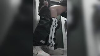 Lâu ngày không gặp em họ lôi nó vô toilet doggy