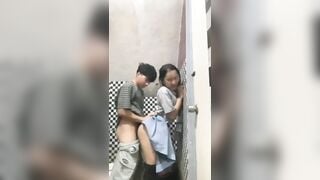 Anh họ 19 tuổi đụ em gái 17 tuổi từ bất ngờ đến đụ trực tiếp đến bú cặc ở toilet.