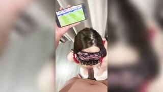 Anh cứ xem đá bóng đi để em PHỤC VỤ anh