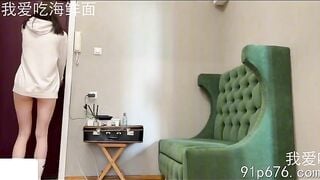 " Gái xinh ở nhà không mặc quần, cho người lạ chịch luôn, thằng đó sướng vãi