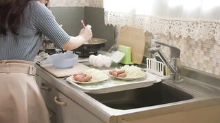 Lén lút cùng ông giao hàng cô em rạo rực cô bé phải tự sướng phần 1
