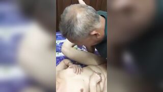 Ông già hồi xuân doggy em gái, còn xả tinh đầy lồn em phần 1