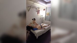 Chị nhân viên masage quay lén khách , sục cặc cho anh khách nứng cặc