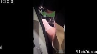 " Mẹ nhờ đón em, thằng này bắt em họ bú cặc, đụ trên xe