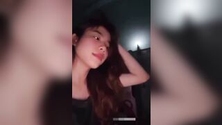 Em họ xinh đẹp mút từ ngón tay đến dọn wc đá trứng cút