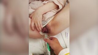 Em gái bị anh trai mình trói tay lại đút trai thủy tinh vào chim