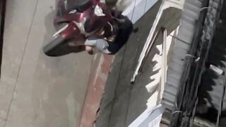 Đôi trai gái làm tình public giữa đường