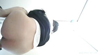 Chinase girl gỗ to toilet
