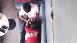 Vạch cu cho bạn thân bú cu tại quán trà sữa